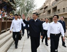  考察敦煌莫高窟，习近平同游客热情交流 