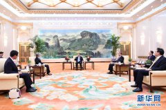 李克强会见出席中日韩外长会的韩国外长和日本外相