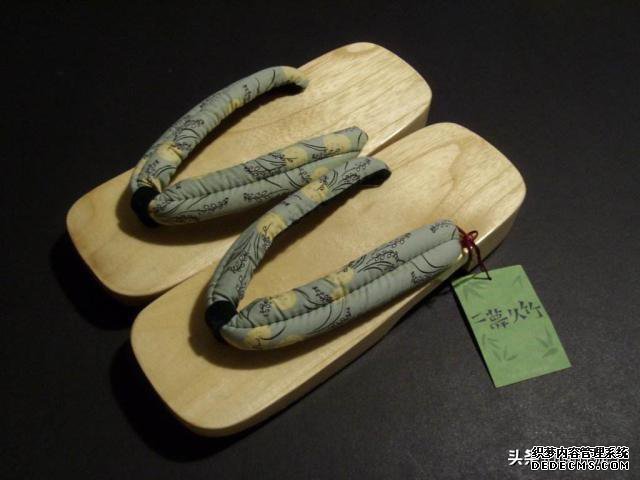 日本人吃饭都不穿鞋,若遇到臭脚怎么处理?看完不得不点赞