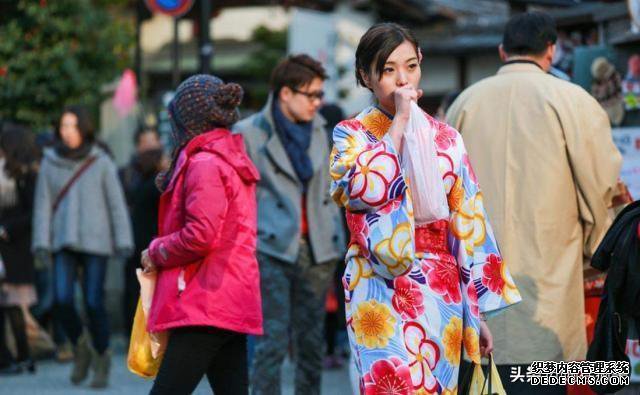 日本人吃饭都不穿鞋,若遇到臭脚怎么处理?看完不得不点赞