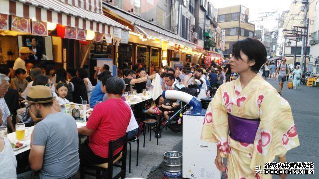 日本人吃饭都不穿鞋,若遇到臭脚怎么处理?看完不得不点赞