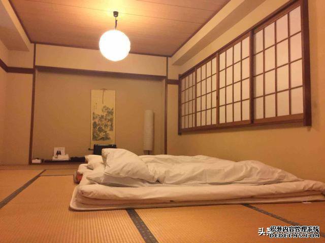 日本人吃饭都不穿鞋,若遇到臭脚怎么处理?看完不得不点赞