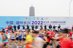 万名跑者如约相聚，“最鲜美的马拉松”在太湖畔开跑